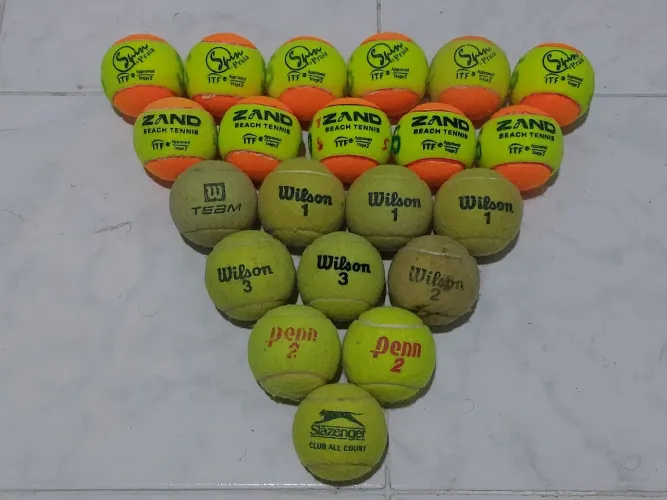 Lote com 21 Bolas de Beach Tennis e Tênis em Bom Estado