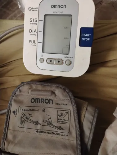 Medidor de pressão arterial omron HEM 7200 automático, completo mas não funciona 
