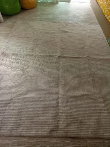 Vendo tapete semi-novo medindo 1.90 x 2.40$150 reais..