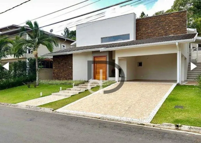 Casa em condomínio com piscina e 4 suítes