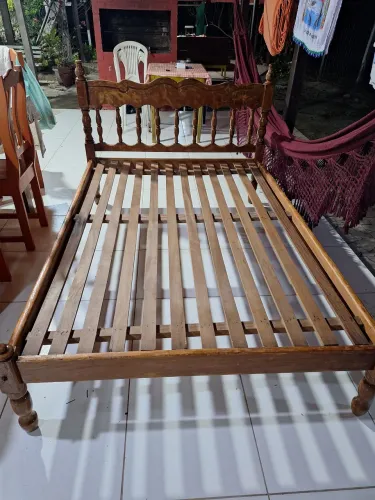 Cama de madeira de casal