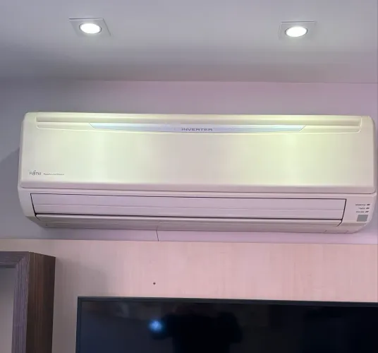 Ar-Condicionado Split Fujitsu Inverter 24.000 BTUs (Quente e Frio) - Excelente Estado