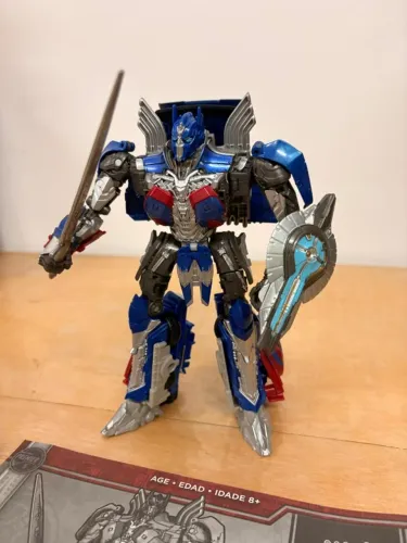 The Last Knight Voyager Optimus Prime completo custom
