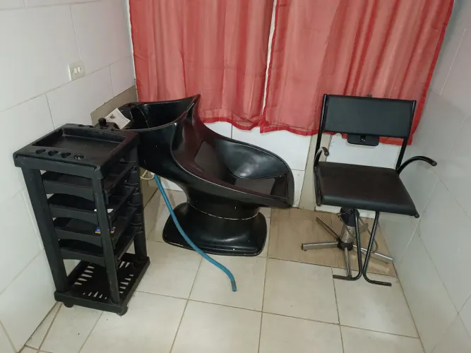 Vende-se um jogo de salão de beleza sendo um lavatório,uma cadeira e uma cesta.
