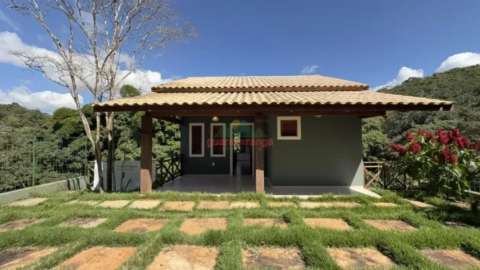 Residência nova com 120 m² de área construída em terreno de 288 m², localizada a