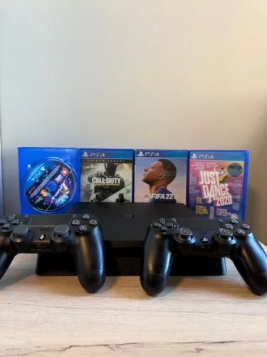 PS4 Slim 500gb + 2 controles + 4 jogos (descrição)