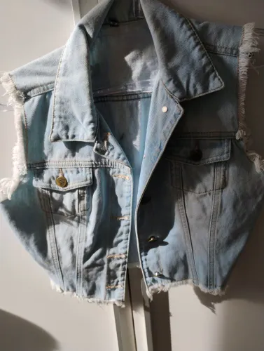 Vendo jaqueta jeans personalizada com bandas de rock, tamanho M.