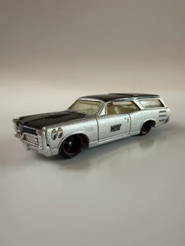 Hot Wheels Custom 66 GTO Wagon com pneu de borracha