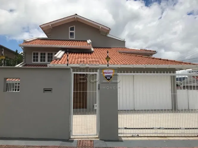 Casa com piscina e 4 dormitórios em Coqueiros