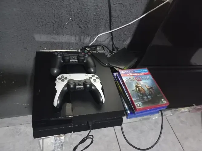 Vendo play 4 2 controle 5 jogos ou troco em celular