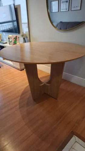 Mesa de jantar de madeira redonda