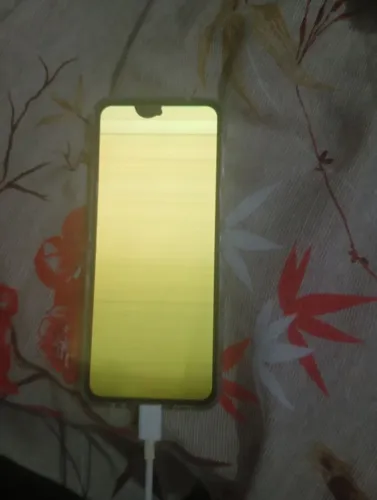 Celular Z flip 4 pra peças  ou pra arrumar a tela restante do celular funcionando 