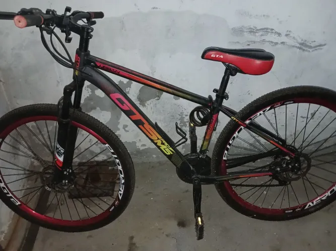 Bicicleta usada poucas vezes,acompanha cadeado,suporte para garrafa e suporte para celular