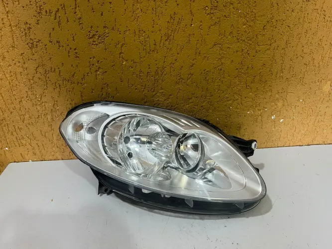 Farol direito Palio Attractive 2012/2013/2014/2015/2016/2017/2018/2019