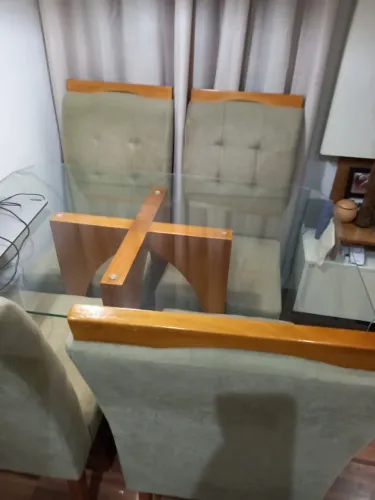 Mesa de jantar quatro lugares tampo de vidro e madeira maciça