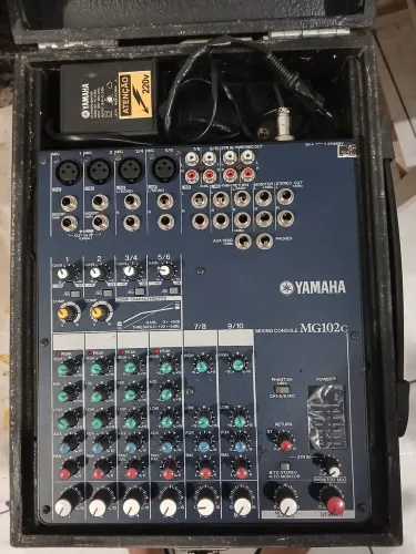 Imperdível! Preço pra fechar já! MesaYamaha MG 102 C - 10 Canais Sterio
