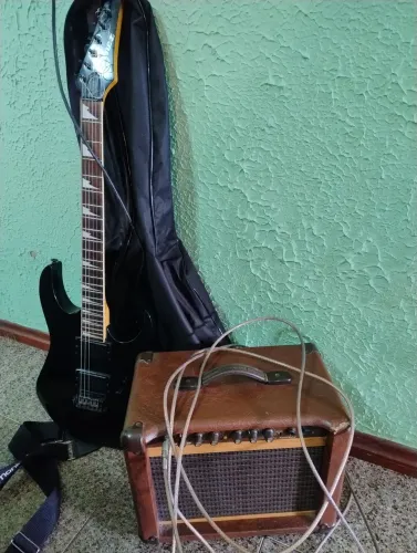 Guitarra Original Ibanez, Amplificador Oneal com cabo.