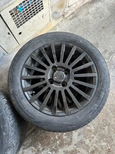 Rodas aro 15 com pneus linha Fiat
