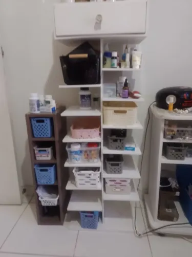 Estante branca com gaveta