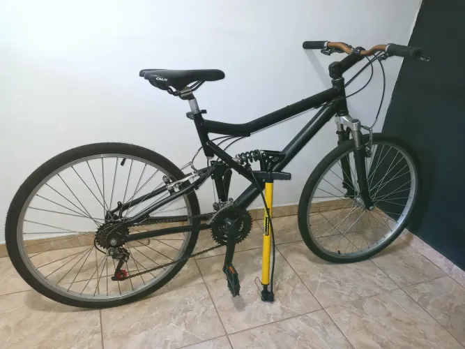 Bicicleta aro 29 com amortecedor no quadro e suspensão dianteira 