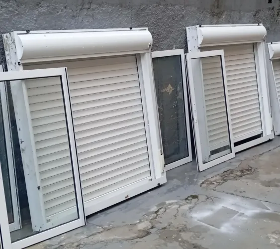 Janelas com persiana em alumínio branco completas.