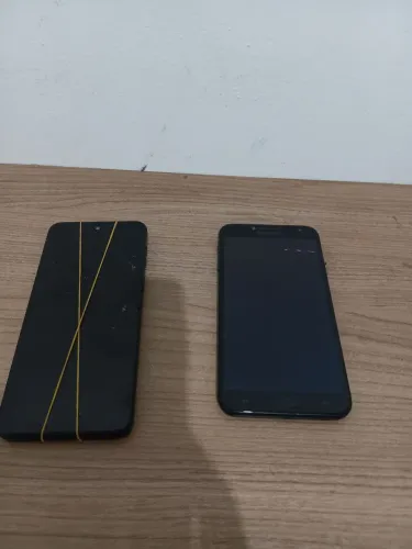 Vendo 2 celulares com a tela quebrada. Ambos quebraram a tela e o display.