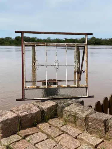 JANELA DE FERRO MACIÇO ANTIGA