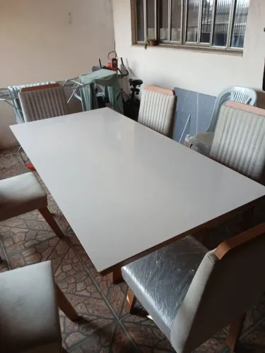 Jogo de mesa com 6 cadeiras 