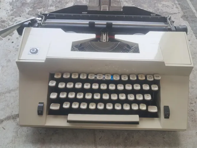 MÁQUINA DE ESCREVER - POR FAVOR, SÓ CHAME SE REALMENTE LEU A DESCRIÇÃO DO ANÚNCIO!