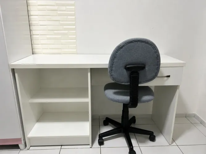 Escrivaninha em MDF Branco com Gavetas e Nichos