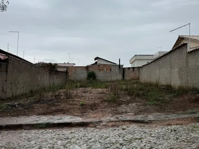 Imóvel para venda possui 379 metros quadrados em Centro - Florestal - MG