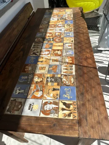 Mesa rústica de madeira maciça com tampo em azulejos decorativos