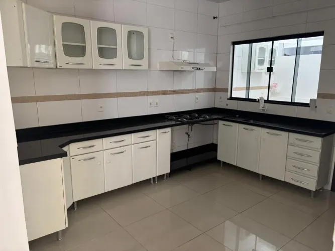 Alugo casa em Sinop MT próximo ao Supercenter. Pronta pra morar, acabamento premium. 