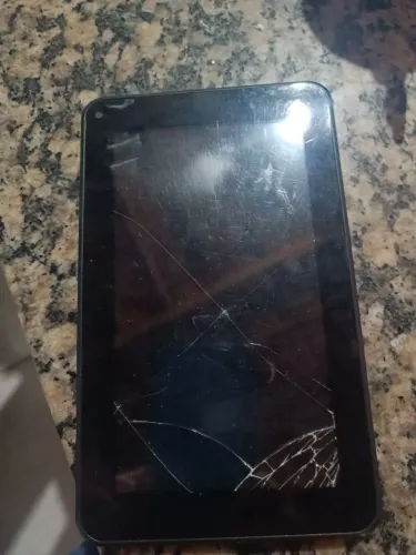 Tablet Multilaser m7s Go liga normal, tela quebrada, não funciona touch