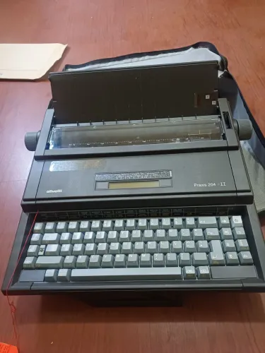 Maquina de escrever eletrica Olivetti Práxis 204 II. Está na embalagem. Pouquíssimo uso!