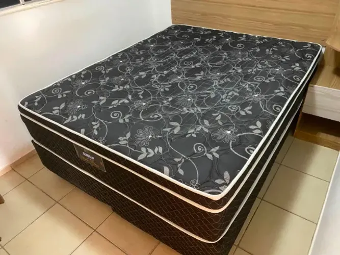 Cama box Queen size colchão de molas ensacadas pouco tempo de uso