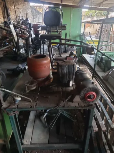 1 bancada de ferro e 1 prateleira de ferro forrada de tabua com 3 compartimentos de ferro