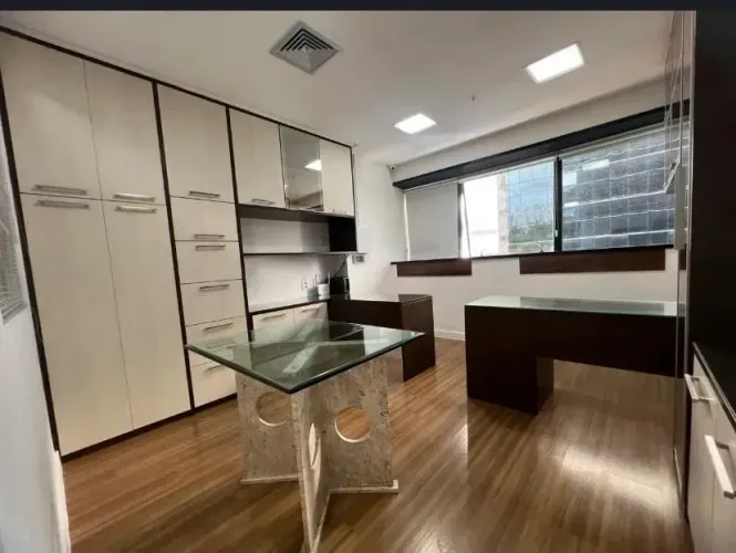 Sala mobiliada, Wall street Paralela