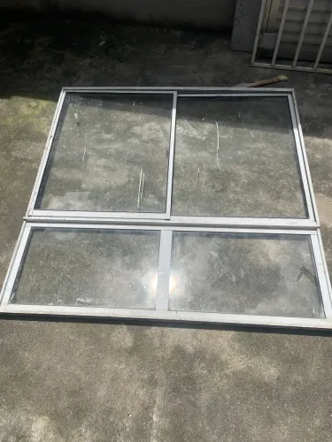 Janela de vidro com pega ladrao