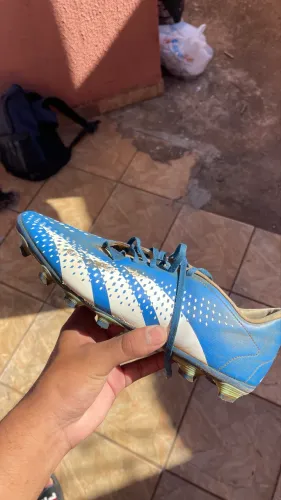 Chuteira 43 adidas nova 