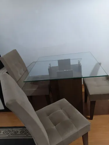 Vendo,uma mesa quadrada de vidro grosso 90x90,semi nova,com quatro cadeiras estofadas, 1 2