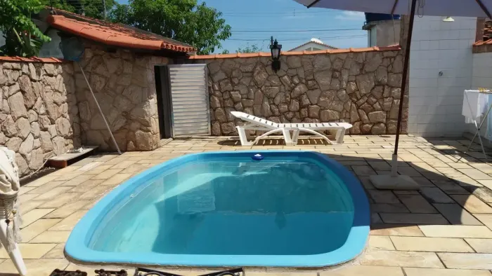CASA COM PISCINA A VENDA EM CONDOMÍNIO EM ITATIQUARA/RJ.