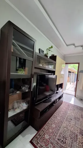 Estante Italiana grande para sala em madeira com rack para tv e criataleira