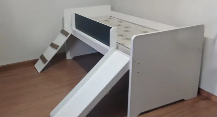 Cama quarto criança com escorregador e lousa