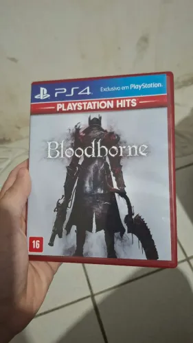 LOTE 2 JOGOS DE PLAYSTATION (BLOODBORNE + PERSONA 5 TACTICA)