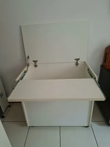 Baú multifuncional branco com rodinhas