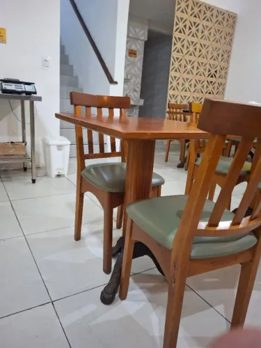 Mesas e cadeiras moderna i confortável