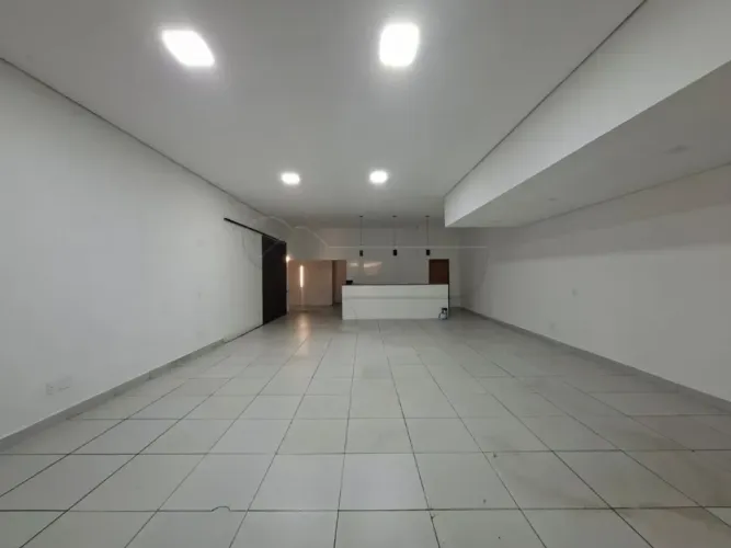 Barracão comercial com 162m² de área útil no Jardim dos Jequitibas.