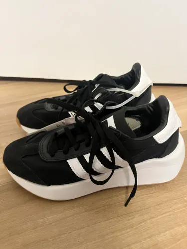 Tênis preto Adidas