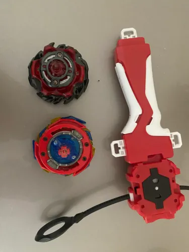 2 beyblades com lançador